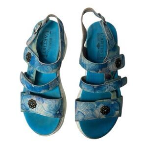 L'ATISTE Seansand Blum Blue Embossed Floral Sandals Spring Step. Size 37 ( 6.5/7
